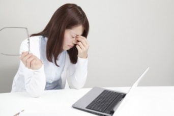 半数以上の女子がドライアイを実感！　簡単にできる「目の乾燥対策」5選