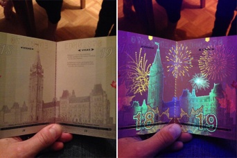 カナダのパスポートに隠された秘密。ブラックライトを当てると色鮮やかな絵柄が浮かび上がる！