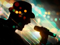 ​月曜から夜ふかし、真夏の夜の渋谷で不思議少年の熱唱