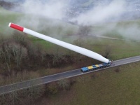 積載オーバーぱねぇ！67メートルの風力タービンブレードを輸送するトラックが目撃される