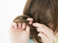 伸ばしかけの前髪をスッキリさせるヘアアレンジ術3つ