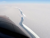南極の棚氷に大きな亀裂が入り、巨大氷山が分離する