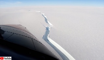 南極の棚氷に大きな亀裂が入り、巨大氷山が分離する