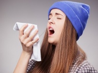 「ふわーっくしゅん！」男性が豪快なくしゃみをする女性に対して思うこと4つ！