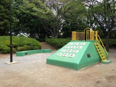 手前がすべり台、奥は受話器型ベンチ（画像は柏市役所の公式サイトより）