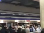 思わずほっこり！　周囲の人達が団結して、電車とホームに挟まれた男性を！