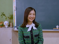 吉高由里子がチャーミングな小学校の先生に！　新CM「ヨシタカ先生登場」篇公開　吉高は「家庭科とかで一緒にご飯を作りたい」