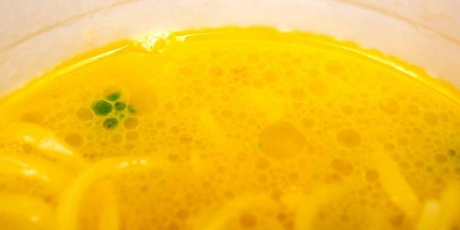 スープ表面に浮く鶏油