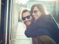 【男女のちがい】気になる異性がバツイチだとわかったら、思い続ける？それともほかの人を探す？