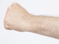 腕毛ヤバない!?　「男性ホルモン」が多そうな女性の特徴・5つ