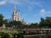 アメリカのディズニーランドでは、無許可で故人の遺灰・遺骨をパーク内に撒く人が続出。一番人気はホーンテッドマンション。