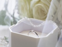 俺と結婚してくださいっ！　男性が彼女に贈りたい婚約指輪のブランド3選