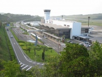 南国ムードがただよう南紀白浜空港（iloverjoaさん撮影、Wikimedia Commons