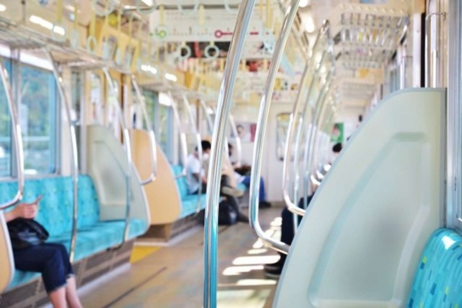 「この人、この駅で降りるんだ」と観察（画像はイメージ）