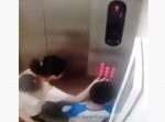 意味がわからない…！　母親がエレベーターのボタン全てを押してしまう。