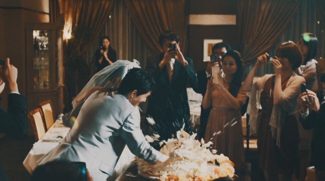 カメラのご準備はよろしいですか?新郎新婦のケーキ入拳です!