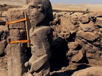 トルコの古代遺跡で新たな彫像を発見。神妙な表情で局部を握る人物像や実物大のイノシシ像