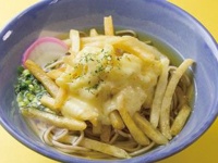 今度は“とろ～り”チーズを加えました！？『ポテチーズそば・うどん』3月25日より販売