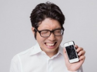 画面バッキバキ！　スマホの画面が割れたまま使用している人⇒●●％