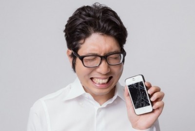 画面バッキバキ！　スマホの画面が割れたまま使用している人⇒●●％