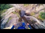 少しでもミスったらアウト…　高さ５９メートルの断崖絶壁からジャンプ