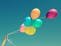 まるで『カールじいさんの空飛ぶ家』!?宣伝のために風船100個で空を飛ぶ男性が登場！