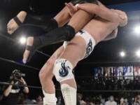 坂口征夫をリストクラッチ式エクスプロイダーで投げる秋山準