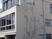 壁に切れた電線が絡まりまくり？　茨城で不思議なビルに近付いたら「立派なアートで衝撃」...日常を変身させた企みに反響