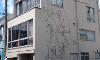 壁に切れた電線が絡まりまくり？　茨城で不思議なビルに近付いたら「立派なアートで衝撃」...日常を変身させた企みに反響