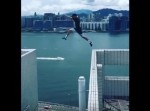 【生きるか死ぬか】２５階建て高層ビルの屋上からジャンプする男！