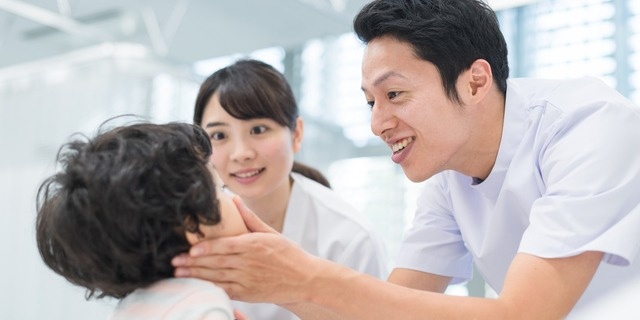 治療を受ける子供