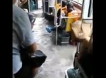 洪水で浸水したバス車内、まるで足湯状態に…