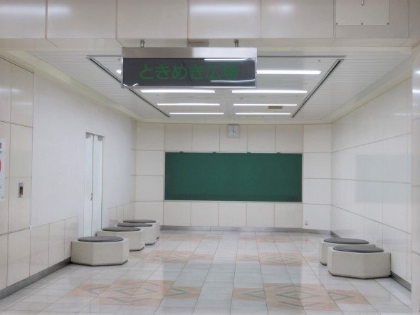 時計と伝言板のようなボード、いくつかの椅子があるときめき広場だが、立寄る人は誰もいない