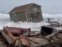 家がまるごと海に飲み込まれる衝撃映像