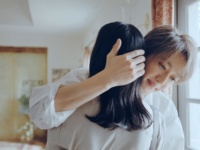 Nissy、彼女を抱き寄せ頭ポンポン。P-sha初CMで胸キュン姿を披露