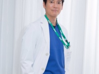 公式TBSドラマ特別企画「がん消滅の罠」Twitterより／あいかわらず小顔！