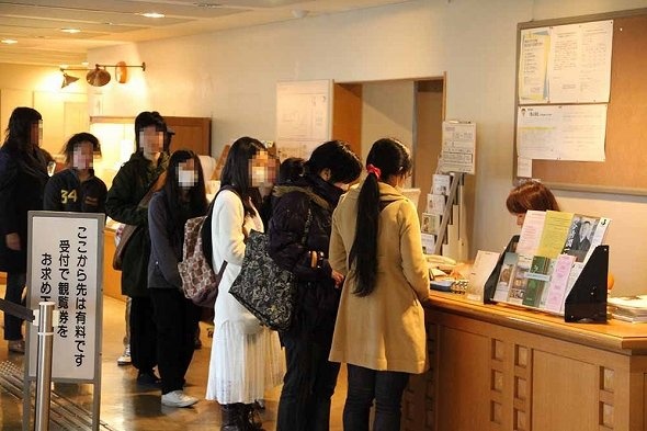 展覧会初日には若い女性を中心に行列が