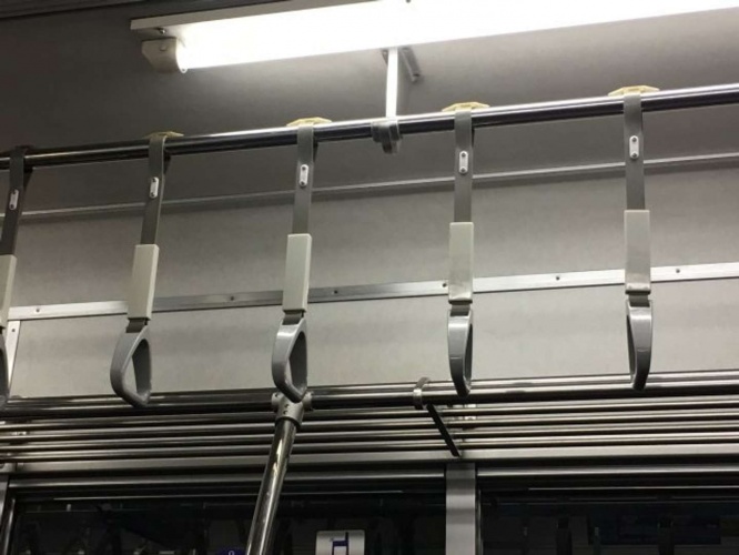 網棚に置いた荷物が...（画像はphotoAC）