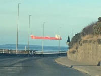 宙に浮く赤い船！？思わず目を疑ってしまう驚きの光景（スコットランド）