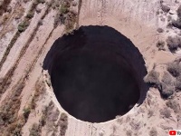 原因不明の巨大な陥没穴が出現。幅25ｍ、深さ200mで落ちたら二度と這い上がれないレベル
