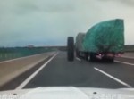 これはビビる！　高速道路でトラックのタイヤが向かってきた（動画）
