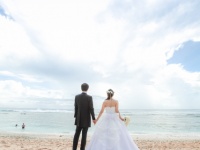 新婚旅行を兼ねてハワイで挙式！海辺の「ビーチ婚」