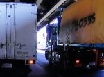 アクション映画？　走ってるトレーラーの車内から男性が出てきて…