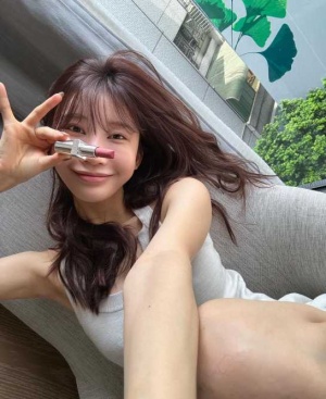 優香　タンクトップエロ画像 美人は見てて飽きない”小倉ゆうか、美スタイルのタンクトップで超ドアップショット公開「肌キレイすぎ」(1ページ目) - デイリーニュースオンライン