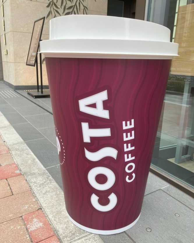 「コスタコーヒー」カフェ店舗前のオブジェ