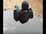 見てて気持ちいい！　氷が張ったトランポリンに飛び込むスロー動画。