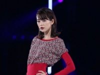桐谷美玲、レトロモダンな美麗シルエットのニットワンピで会場を魅了！