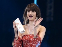マギー、大胆なオフショルコーデで美脚を披露
