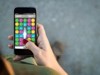 女性は男性よりもスマホゲームにお金をかける。男性よりもアプリ内購入する確率が79％高いことが判明