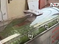 死亡宣告され、遺体用冷凍ケースに20時間入れられた男性は生きていた！救出されるも、その後死亡（インド）